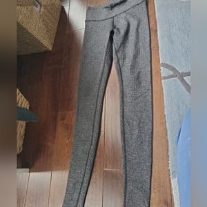 Lululemon athletica herring bone gray leggings size 4, worn once in exce…